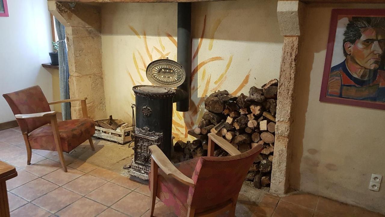 maison isolée dans les vignes et les bois Valady Esterno foto