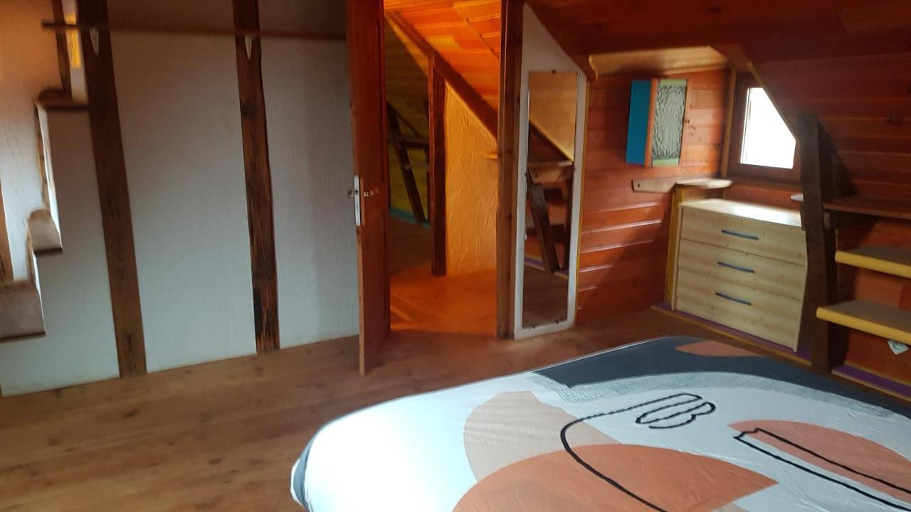 maison isolée dans les vignes et les bois Valady Esterno foto