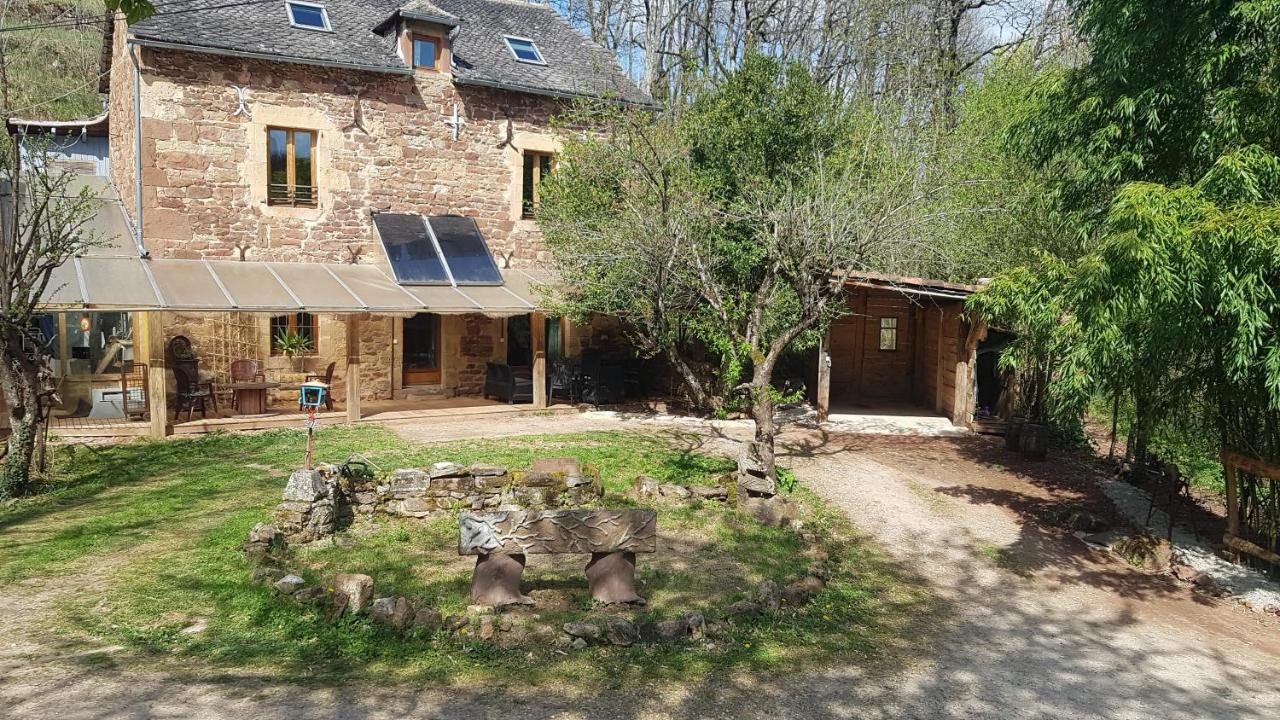 maison isolée dans les vignes et les bois Valady Esterno foto