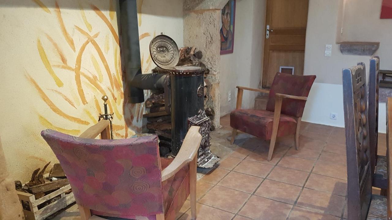 maison isolée dans les vignes et les bois Valady Esterno foto