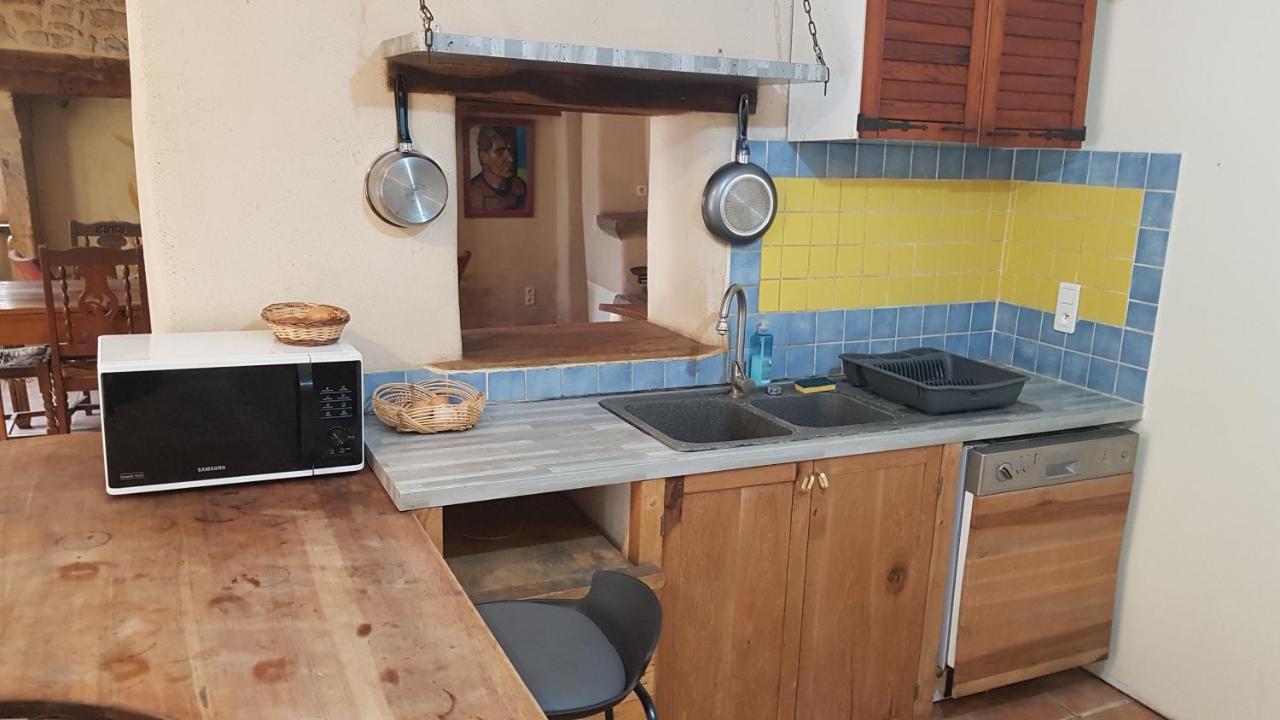 maison isolée dans les vignes et les bois Valady Esterno foto
