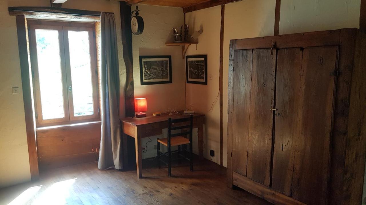 maison isolée dans les vignes et les bois Valady Esterno foto