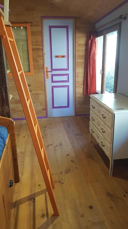 maison isolée dans les vignes et les bois Valady Esterno foto