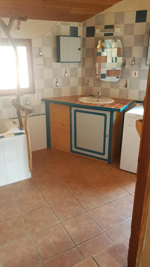 maison isolée dans les vignes et les bois Valady Esterno foto